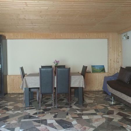 Lali'S Guest House In Джута Екстериор снимка