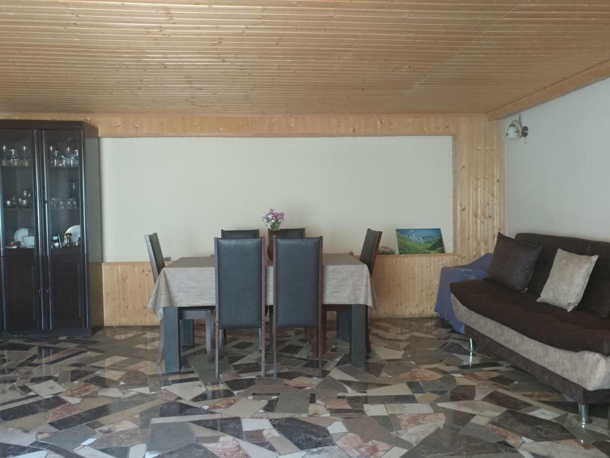 Lali'S Guest House In Джута Екстериор снимка